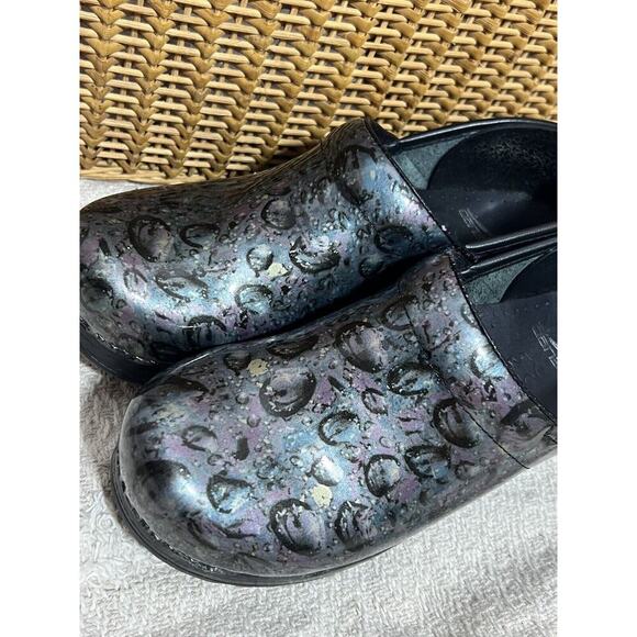 Dansko XP 2.0 Women's Slip Resistant Work Clogs Size 8 Bubble Black Metallic - Picture 11 of 11